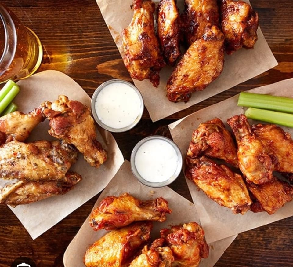 Lucky's Sports Pub & Grill